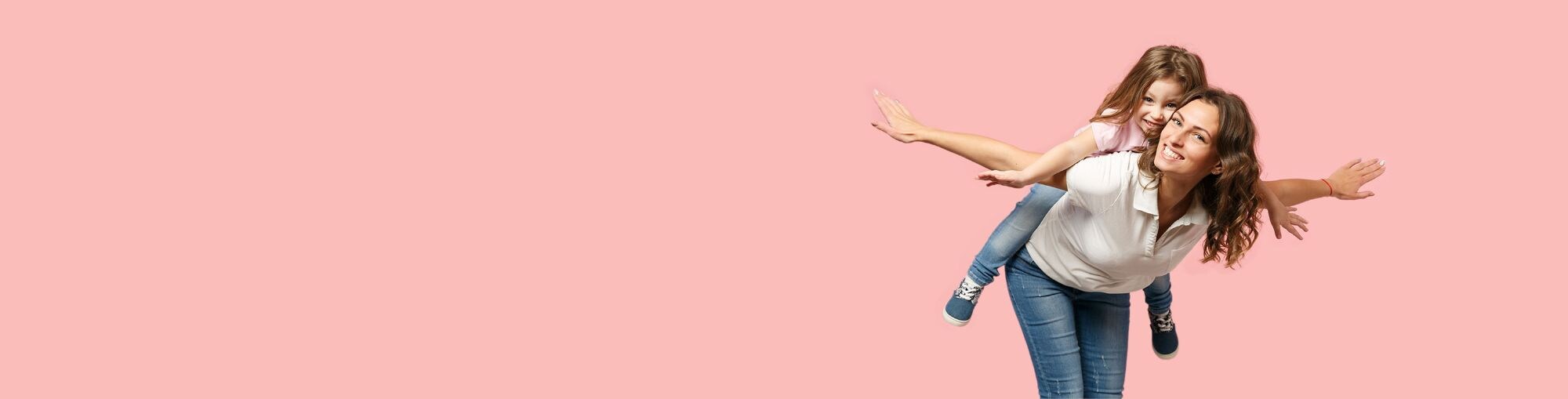 Mujer cargando a una niña en su espalda, ambas sonríen, fondo rosa claro.