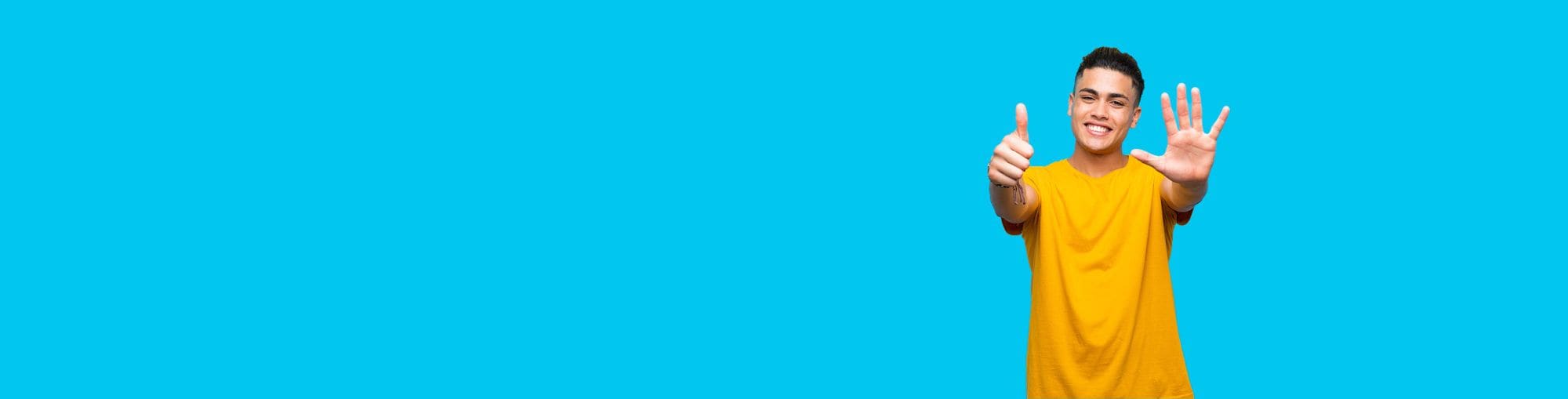Persona sonriendo, mostrando siete dedos, fondo azul liso.