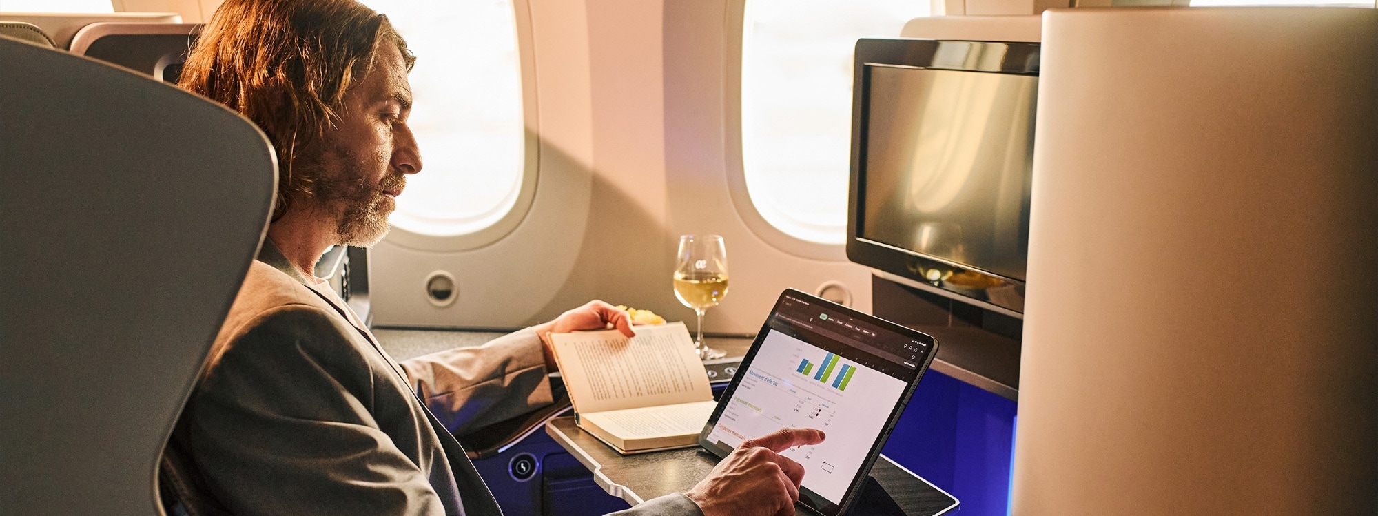 https://www.aireuropa.com/.imaging/mte/aireuropa-theme/2000/dam/aea/contenidos/imagenes/hero-banner-largo/servicios/hero-banner-desktop-large-business-class-1-06-05-24.jpg/jcr:content/hero-banner-desktop-large-business-class-1-06-05-24.jpg