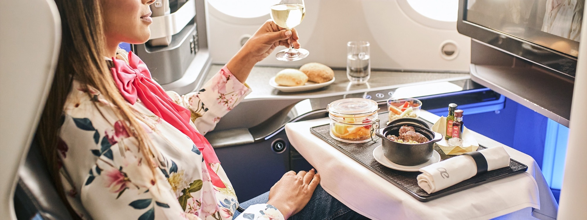 https://www.aireuropa.com/.imaging/mte/aireuropa-theme/2000/dam/aea/contenidos/imagenes/hero-banner-largo/servicios/hero-banner-desktop-large-business-class-3-06-05-24.jpg/jcr:content/hero-banner-desktop-large-business-class-3-06-05-24.jpg
