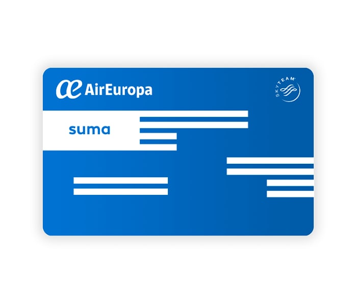 Tarjeta azul con rayas blancas, logo de Air Europa, texto "suma", insignia SkyTeam.