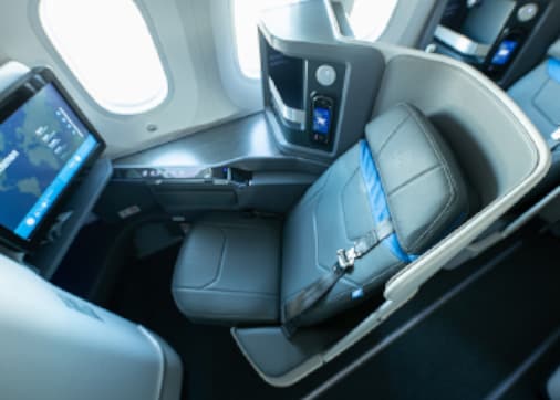 Siège inclinable moderne avec écran tactile en cabine d'avion, éclairage doux.